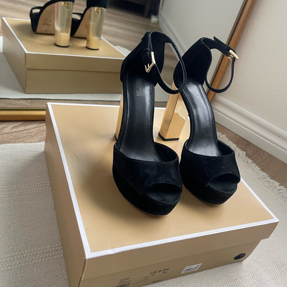39 (EUR) 8.5 (US) Michael Kors- Porter Suede Platform Sandal